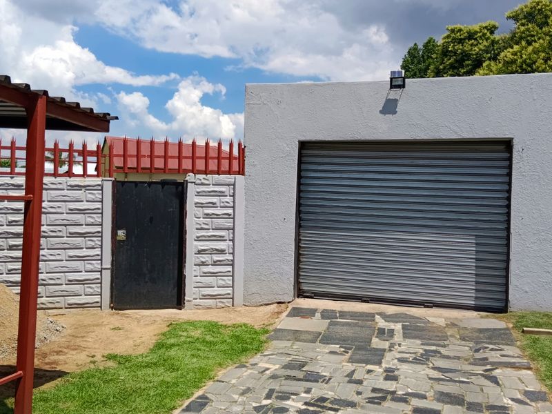 Move-In Ready 3 Bedroom home with ample yard Space & double garage - Photo 4