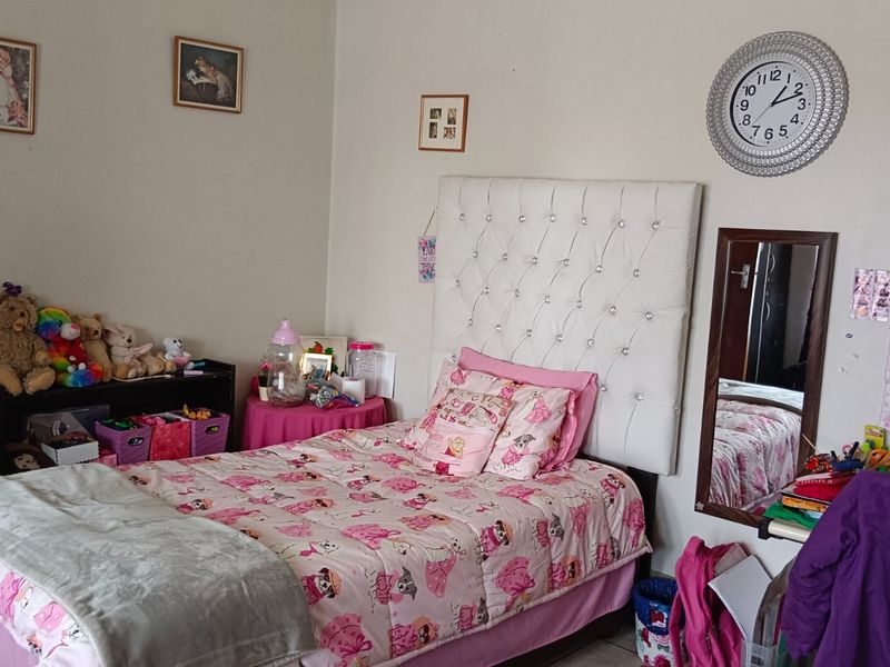 Move-In Ready 3 Bedroom home with ample yard Space & double garage - Photo 10