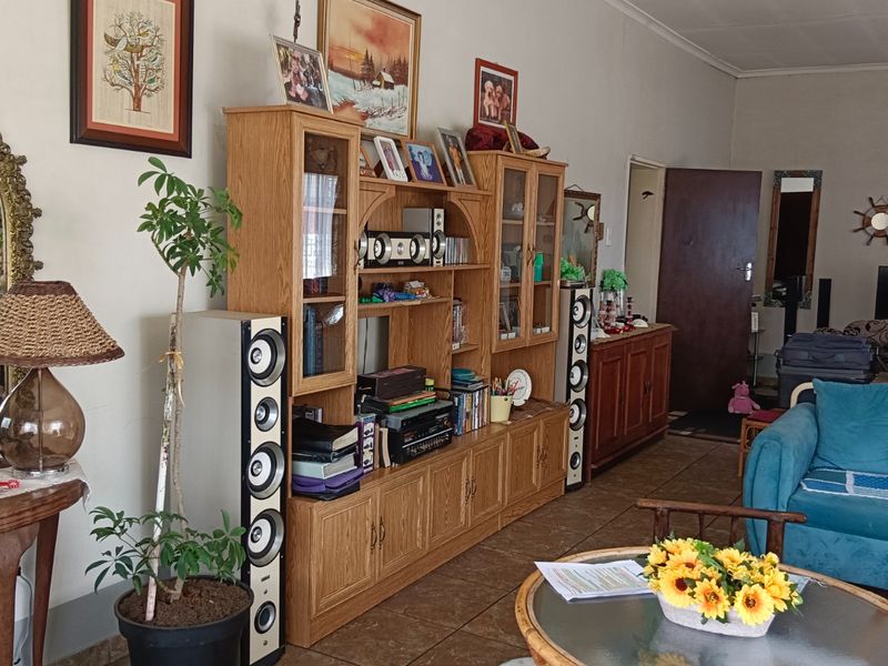 Move-In Ready 3 Bedroom home with ample yard Space & double garage - Photo 9