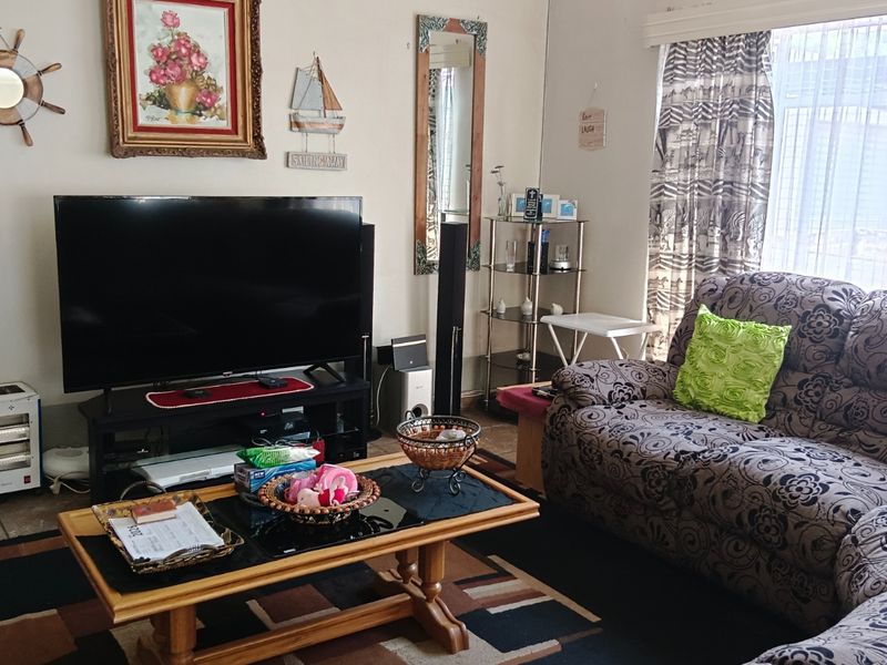 Move-In Ready 3 Bedroom home with ample yard Space & double garage - Photo 8