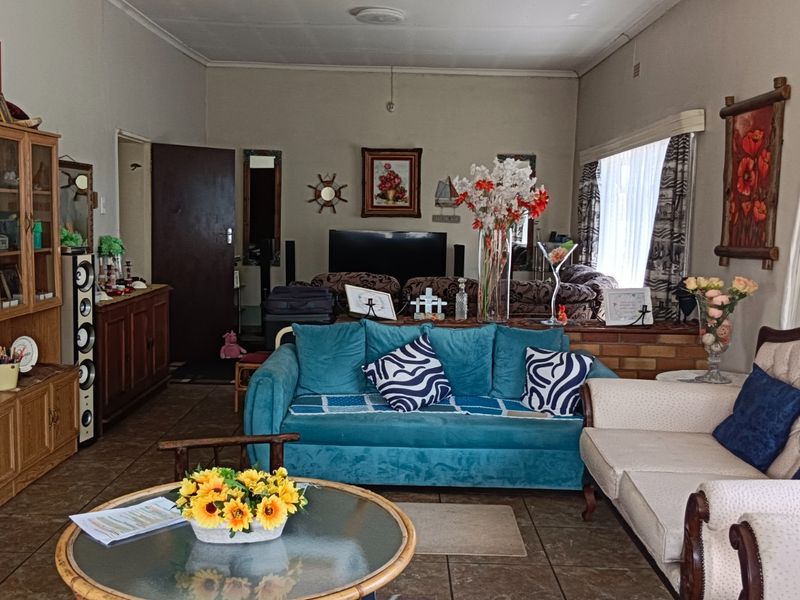 Move-In Ready 3 Bedroom home with ample yard Space & double garage - Photo 7