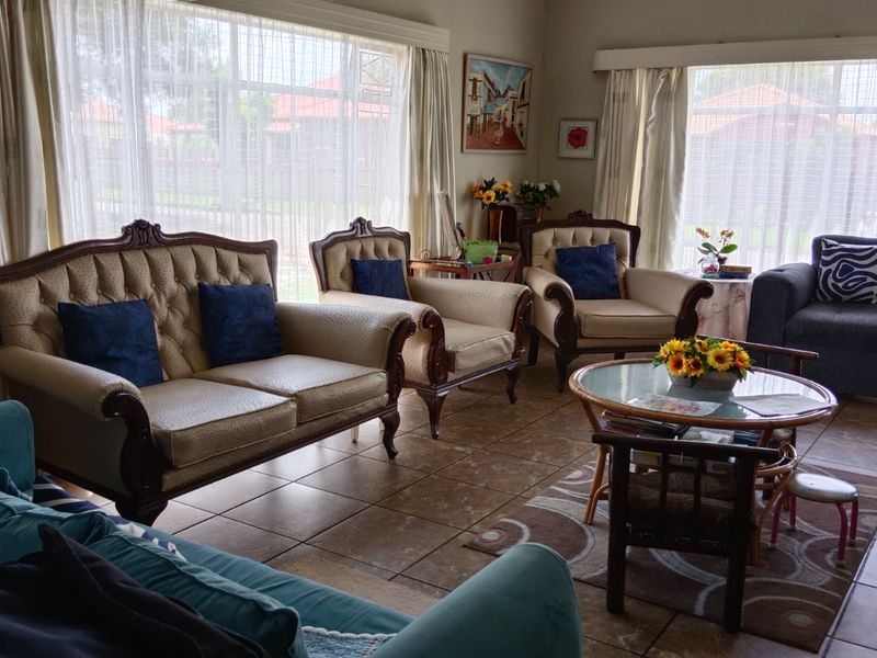 Move-In Ready 3 Bedroom home with ample yard Space & double garage - Photo 6