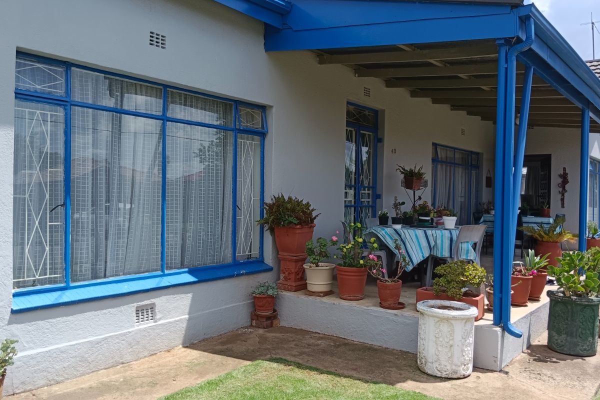 Move-In Ready 3 Bedroom home with ample yard Space & double garage - Photo 2