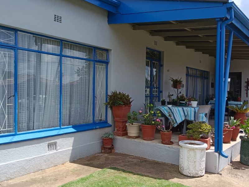 Move-In Ready 3 Bedroom home with ample yard Space & double garage - Photo 2