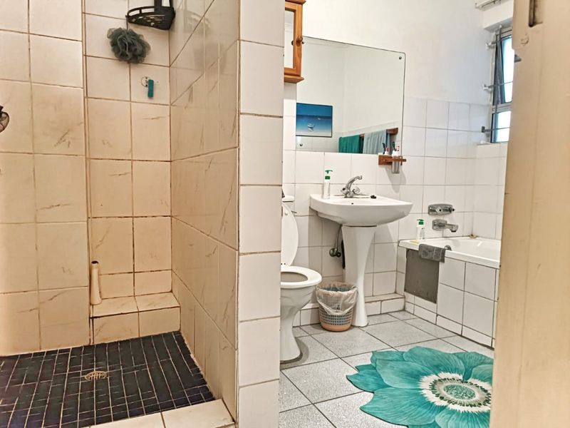 Spacious Duplex Living in a Prime Location - Photo 10