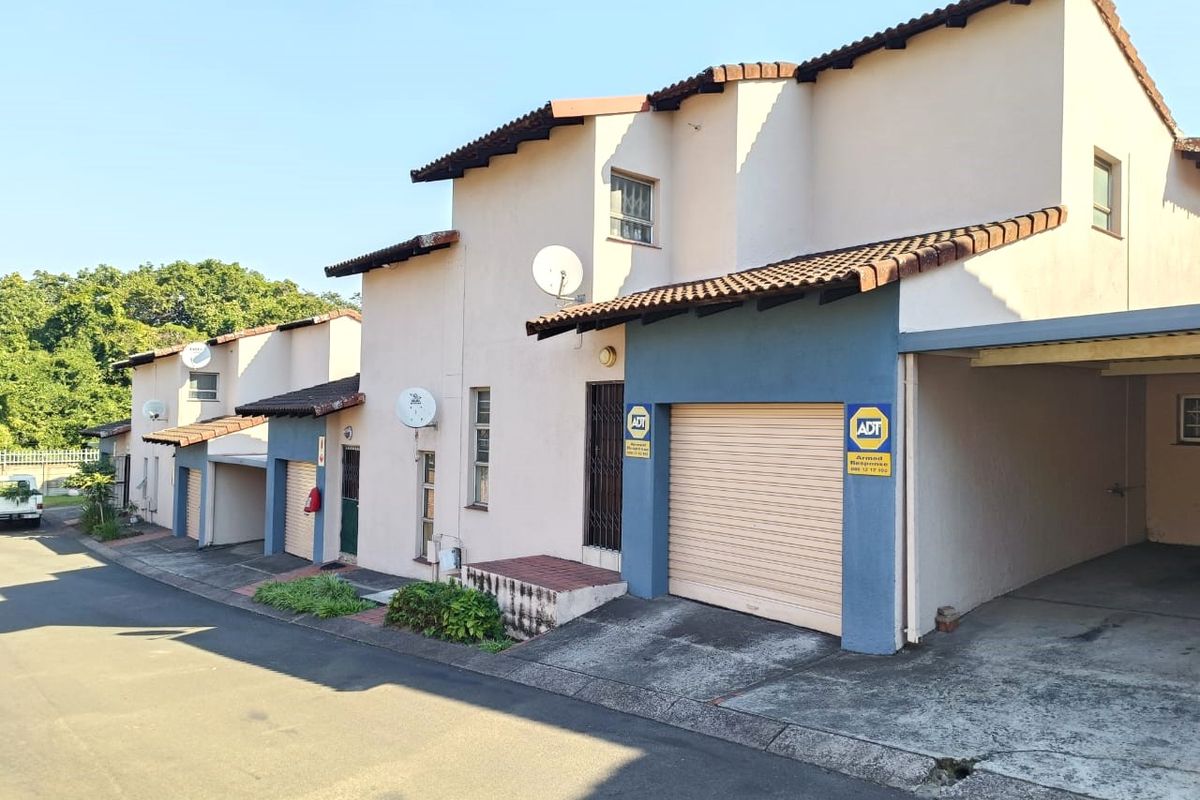 Spacious Duplex Living in a Prime Location - Photo 2