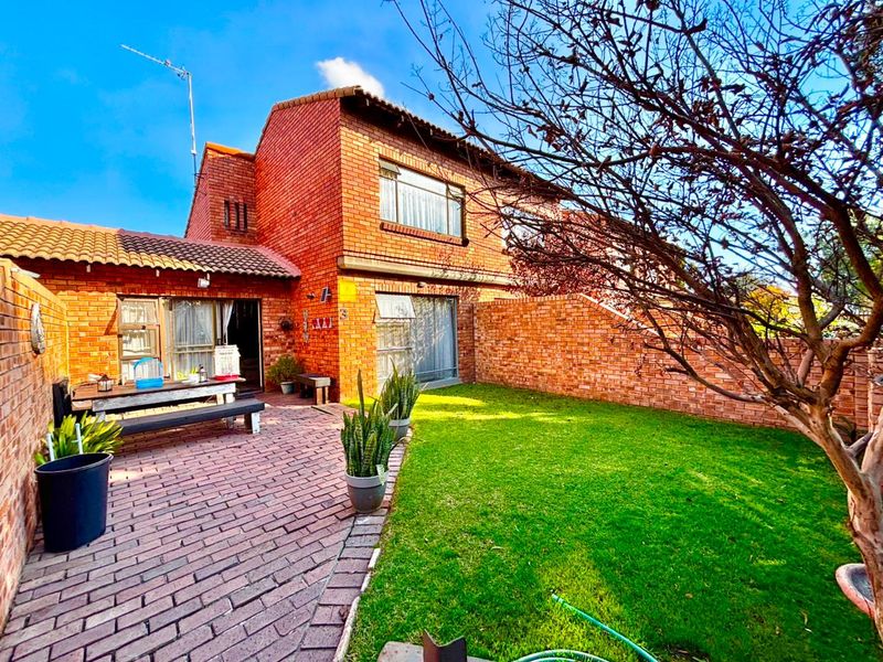 Neat 2 Bedroom Home with Practical Layout and Great Potential - Photo 1
