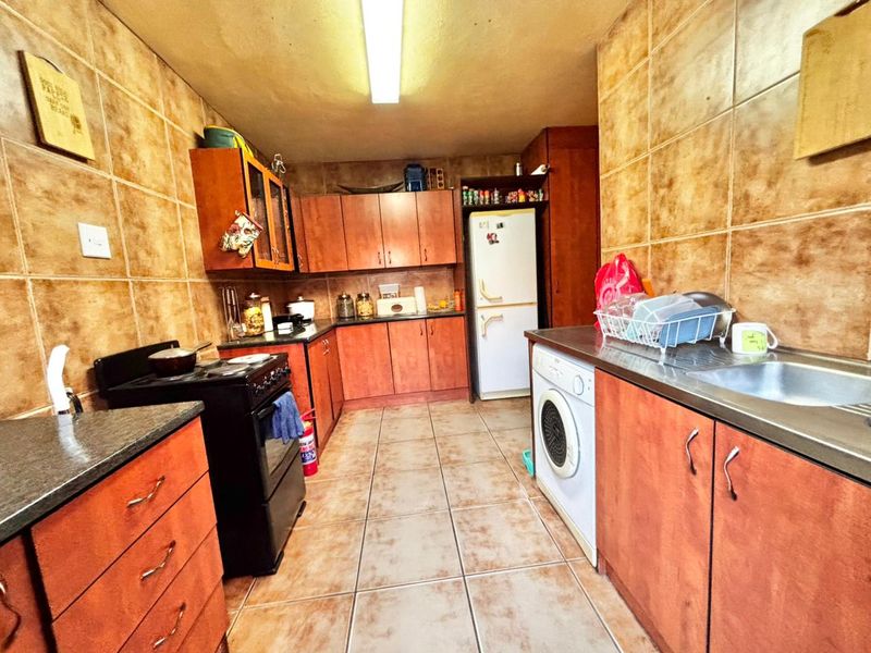 Neat 2 Bedroom Home with Practical Layout and Great Potential - Photo 10