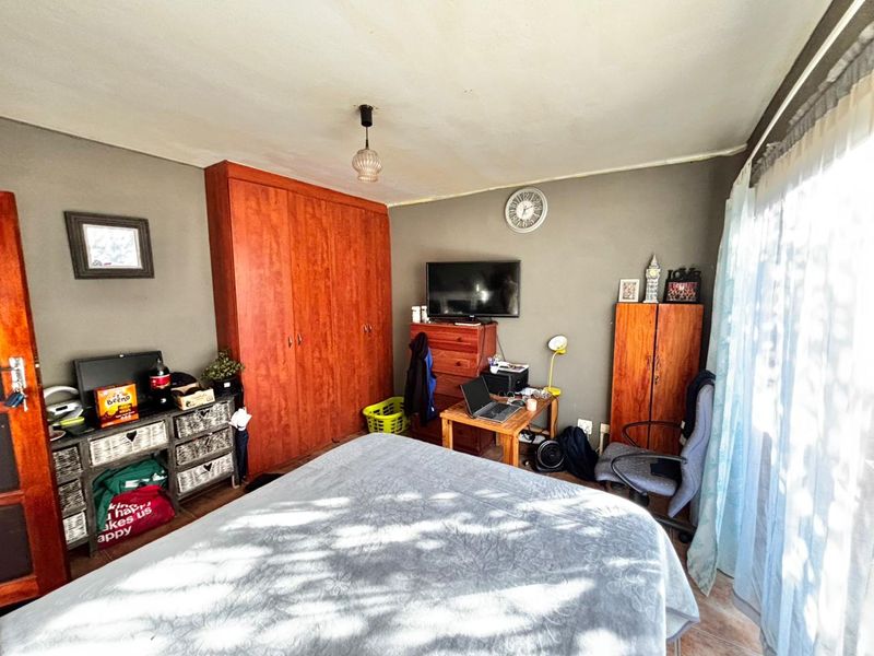 Neat 2 Bedroom Home with Practical Layout and Great Potential - Photo 5