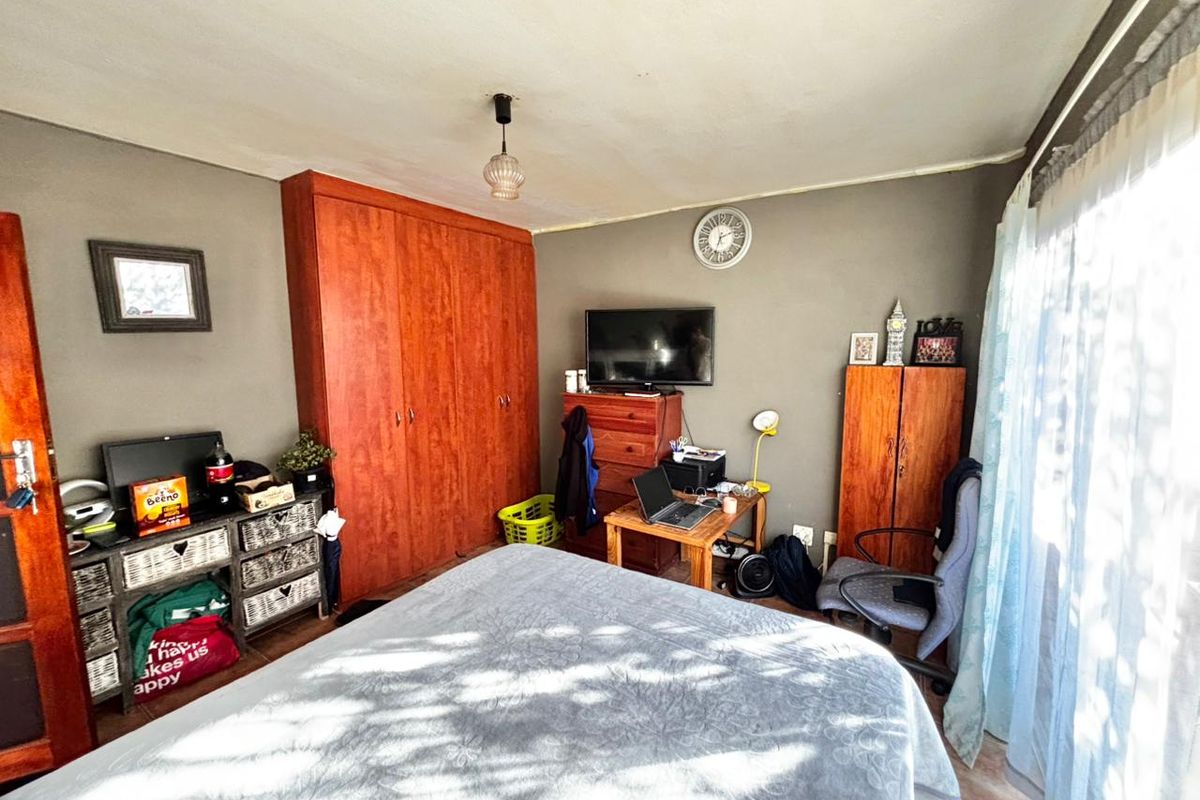 Neat 2 Bedroom Home with Practical Layout and Great Potential - Photo 5