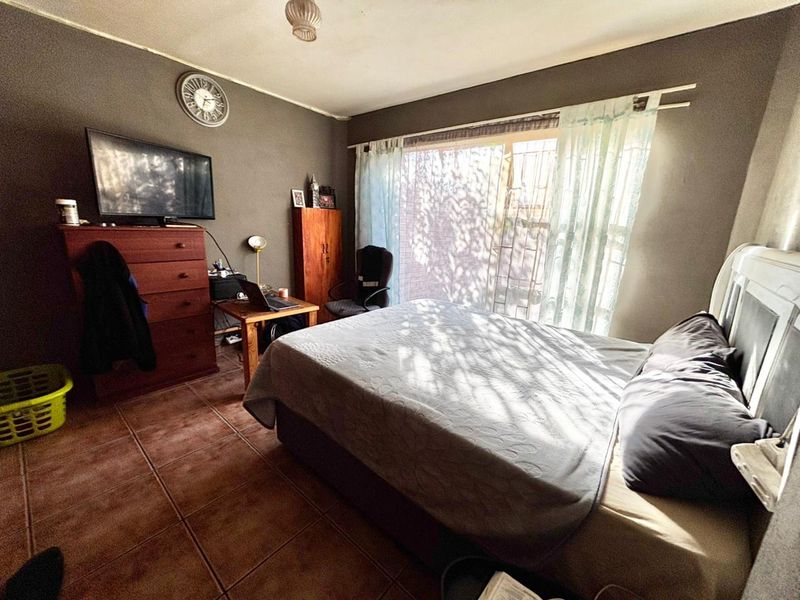 Neat 2 Bedroom Home with Practical Layout and Great Potential - Photo 4