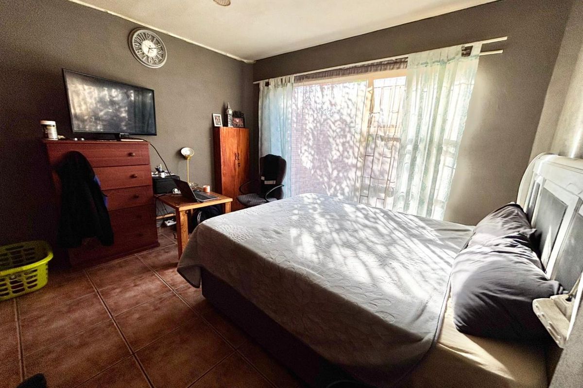 Neat 2 Bedroom Home with Practical Layout and Great Potential - Photo 4