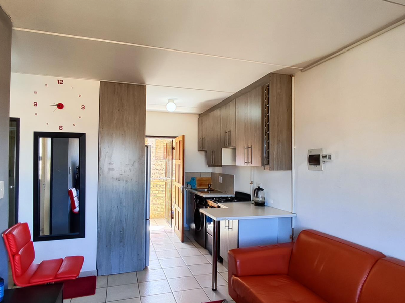 Neat 2 Bedroom Apartment in a Safe, Secure Complex – Ideal for Investors or First Time Buyers - Photo 4