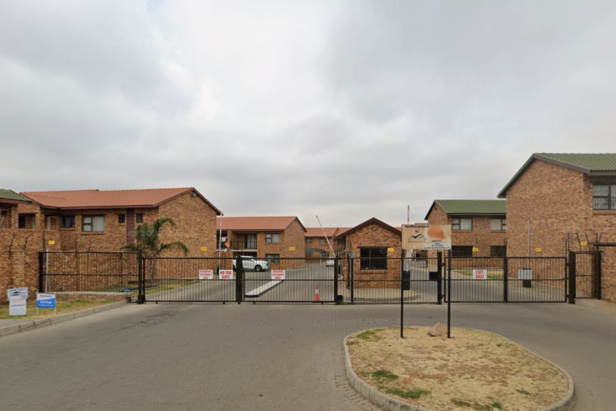 Neat 2 Bedroom Apartment in a Safe, Secure Complex – Ideal for Investors or First Time Buyers - Photo 2