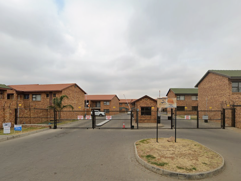 Neat 2 Bedroom Apartment in a Safe, Secure Complex – Ideal for Investors or First Time Buyers - Photo 2