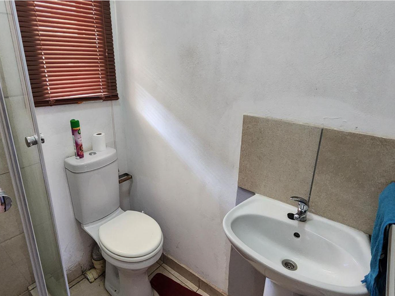 Neat 2 Bedroom Apartment in a Safe, Secure Complex – Ideal for Investors or First Time Buyers - Photo 9