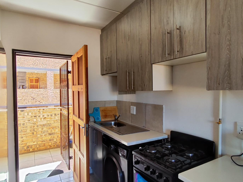 Neat 2 Bedroom Apartment in a Safe, Secure Complex – Ideal for Investors or First Time Buyers - Photo 8