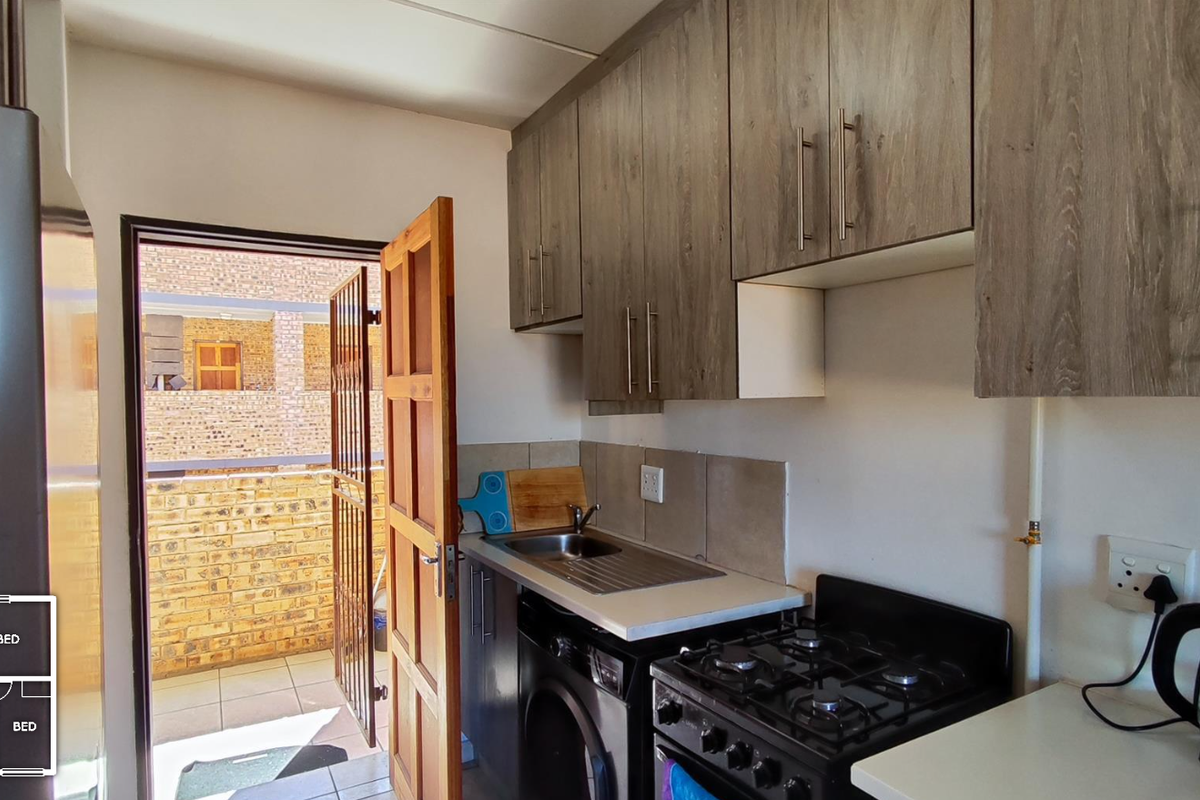 Neat 2 Bedroom Apartment in a Safe, Secure Complex – Ideal for Investors or First Time Buyers - Photo 2