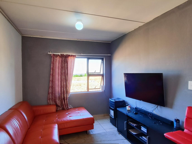 Neat 2 Bedroom Apartment in a Safe, Secure Complex – Ideal for Investors or First Time Buyers - Photo 3