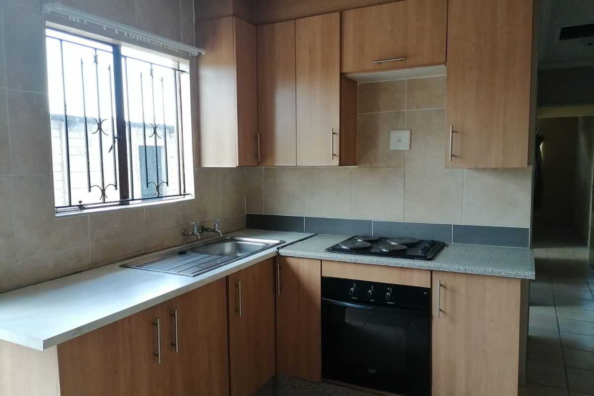 Charming 3-Bedroom Family Home with cottages - Photo 2