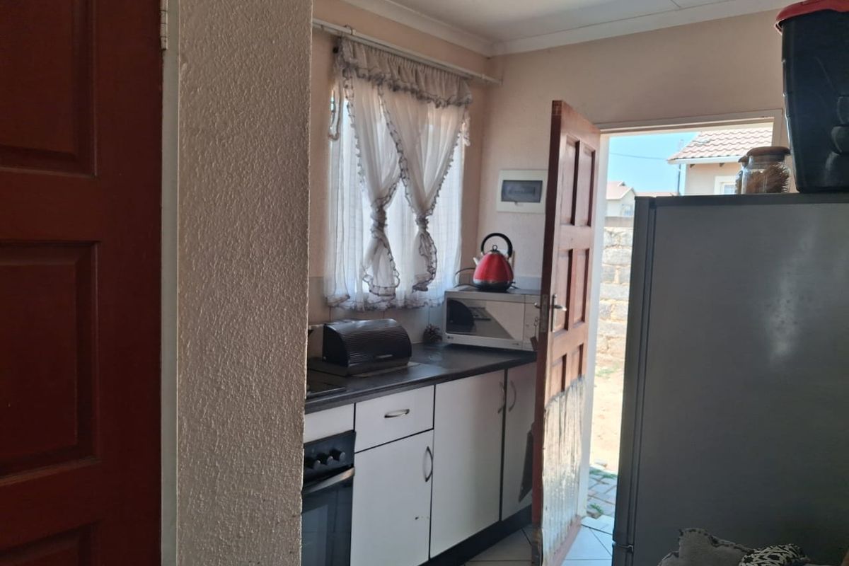 2-Bedroom House with a Big Yard for Sale in Klarinet. - Photo 2