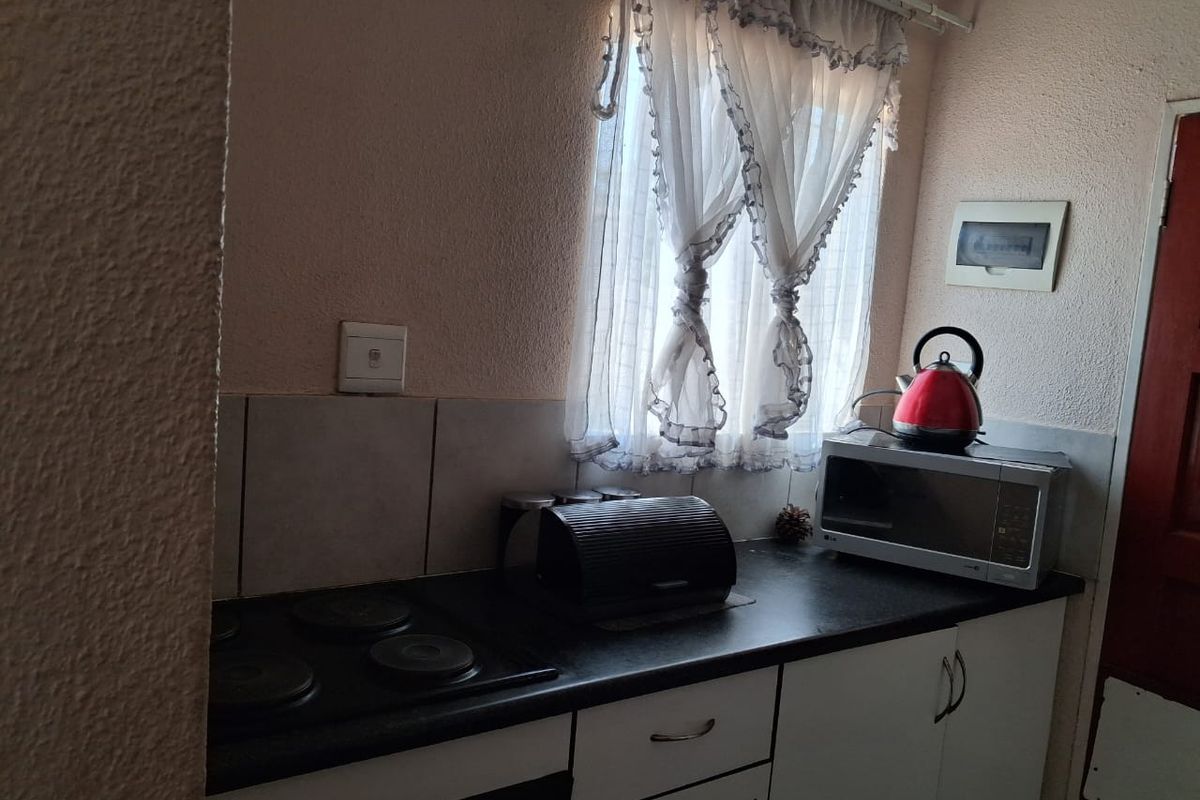 2-Bedroom House with a Big Yard for Sale in Klarinet. - Photo 3