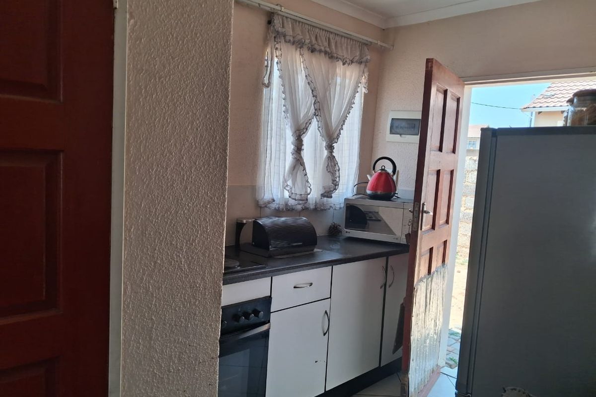 2-Bedroom House with a Big Yard for Sale in Klarinet. - Photo 4