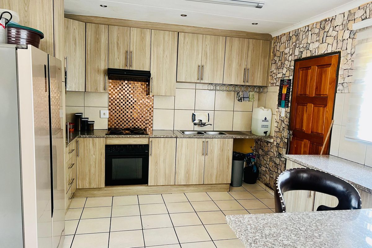 Neat and cozy home for you to own - Photo 2