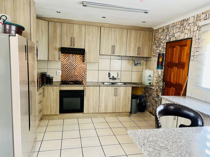 Neat and cozy home for you to own - Photo 2