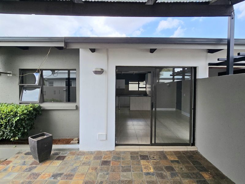 Spacious 3-Bedroom Home with Open-Plan Living and a Double Garage - Photo 3