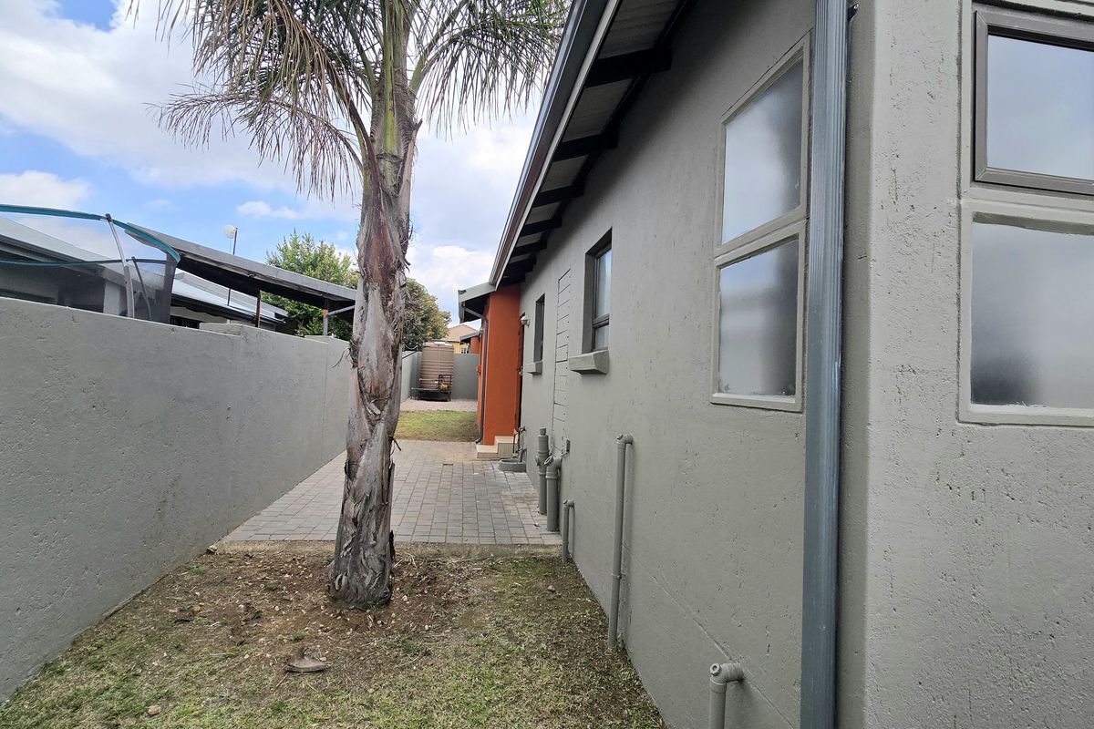 Spacious 3-Bedroom Home with Open-Plan Living and a Double Garage - Photo 5