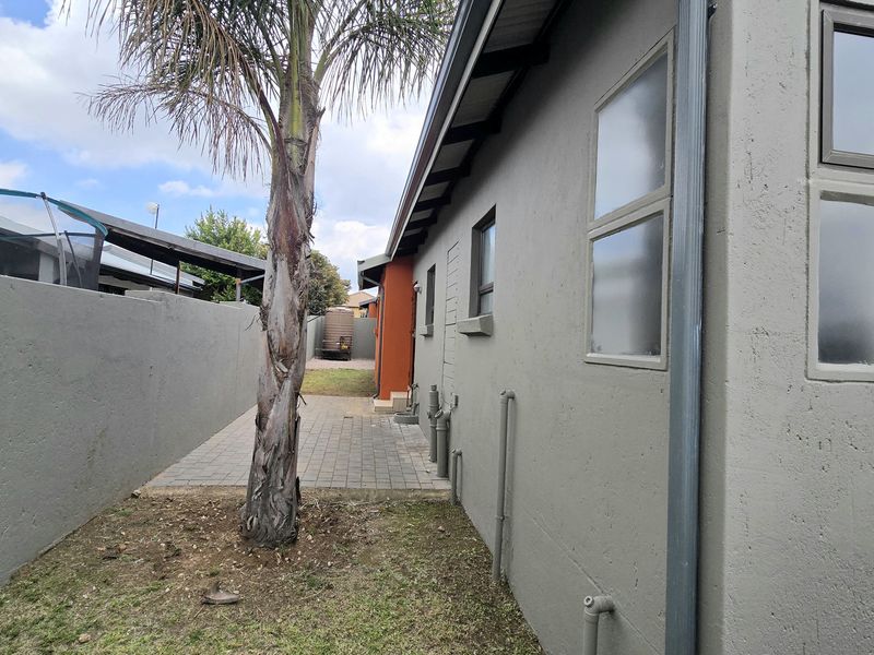Spacious 3-Bedroom Home with Open-Plan Living and a Double Garage - Photo 5