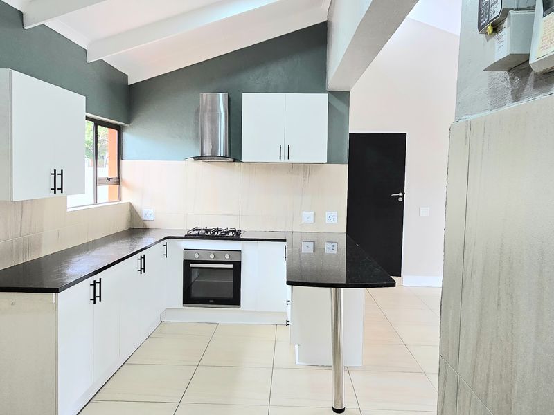 Spacious 3-Bedroom Home with Open-Plan Living and a Double Garage - Photo 9