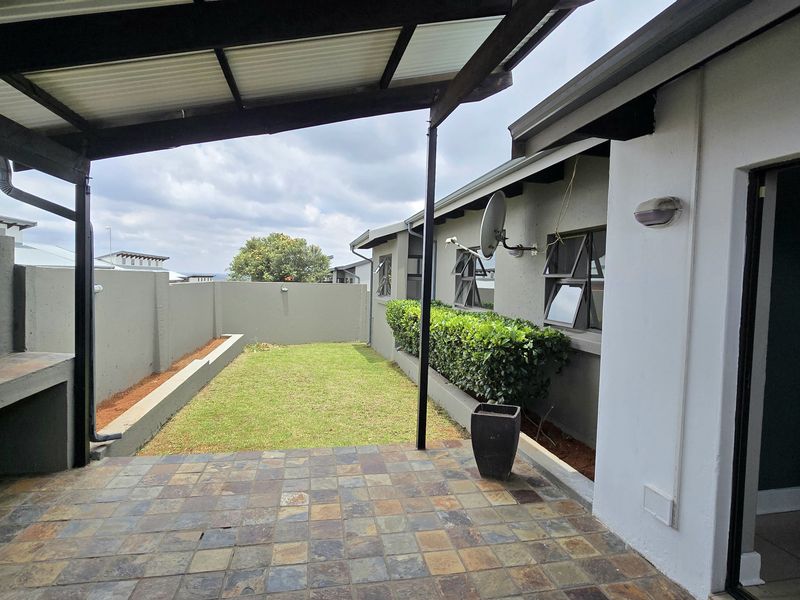 Spacious 3-Bedroom Home with Open-Plan Living and a Double Garage - Photo 4