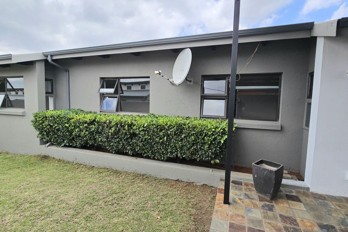 Spacious 3-Bedroom Home with Open-Plan Living and a Double Garage - Photo 2