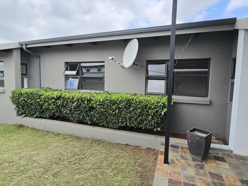 Spacious 3-Bedroom Home with Open-Plan Living and a Double Garage - Photo 2