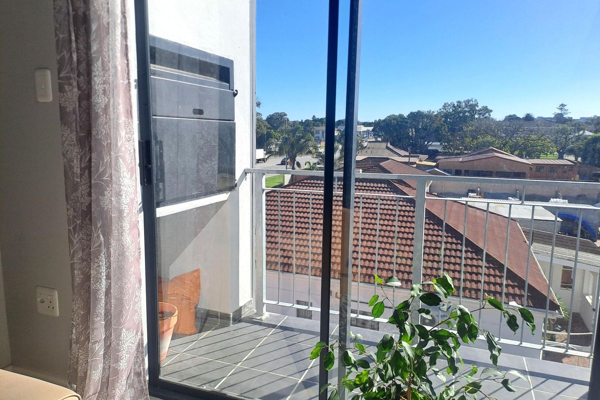 Sunny 2 bedroom unit at The Avenue on Third - Photo 2