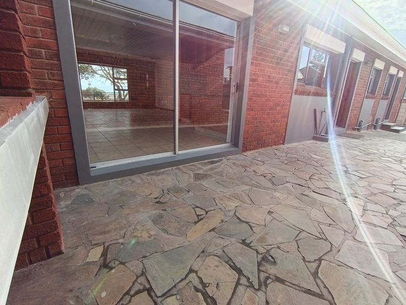 Newly Renovated Family Home in Heiderand – No Transfer Duty! - Photo 8