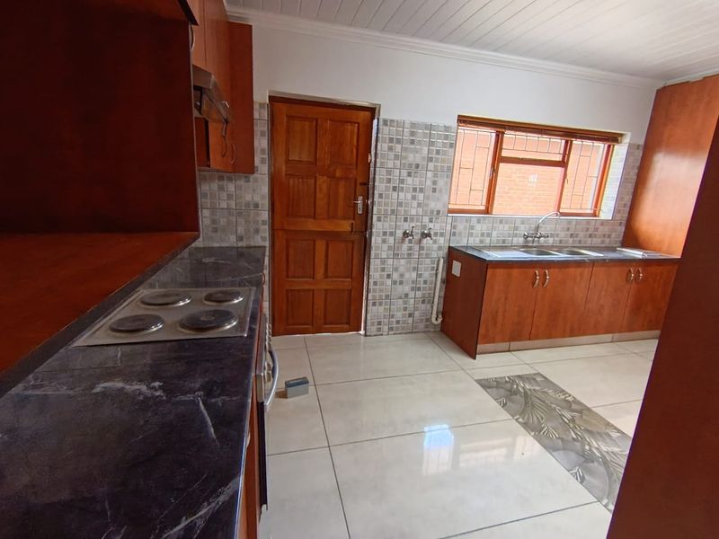 Newly Renovated Family Home in Heiderand – No Transfer Duty! - Photo 6