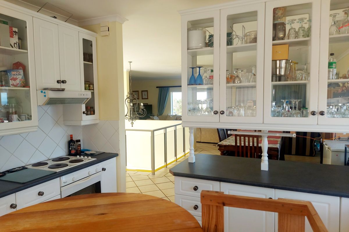 A Stunning Double-Storey Coastal Home with Breathtaking Ocean Views  Boggomsbaai - Photo 4