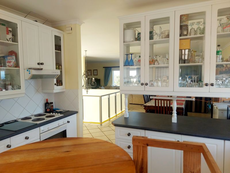 A Stunning Double-Storey Coastal Home with Breathtaking Ocean Views  Boggomsbaai - Photo 4