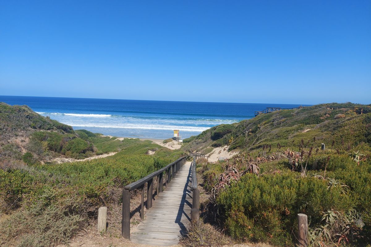 A Stunning Double-Storey Coastal Home with Breathtaking Ocean Views  Boggomsbaai - Photo 3