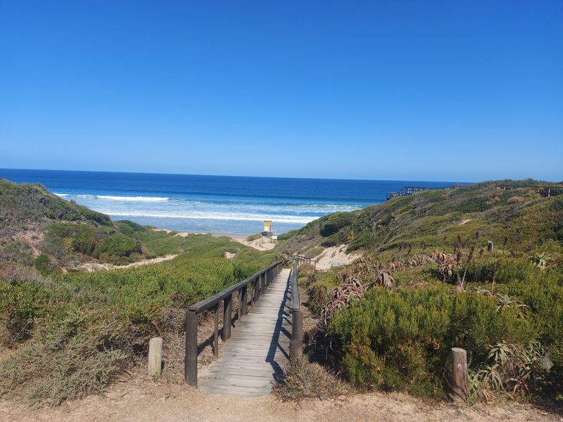 A Stunning Double-Storey Coastal Home with Breathtaking Ocean Views  Boggomsbaai - Photo 3