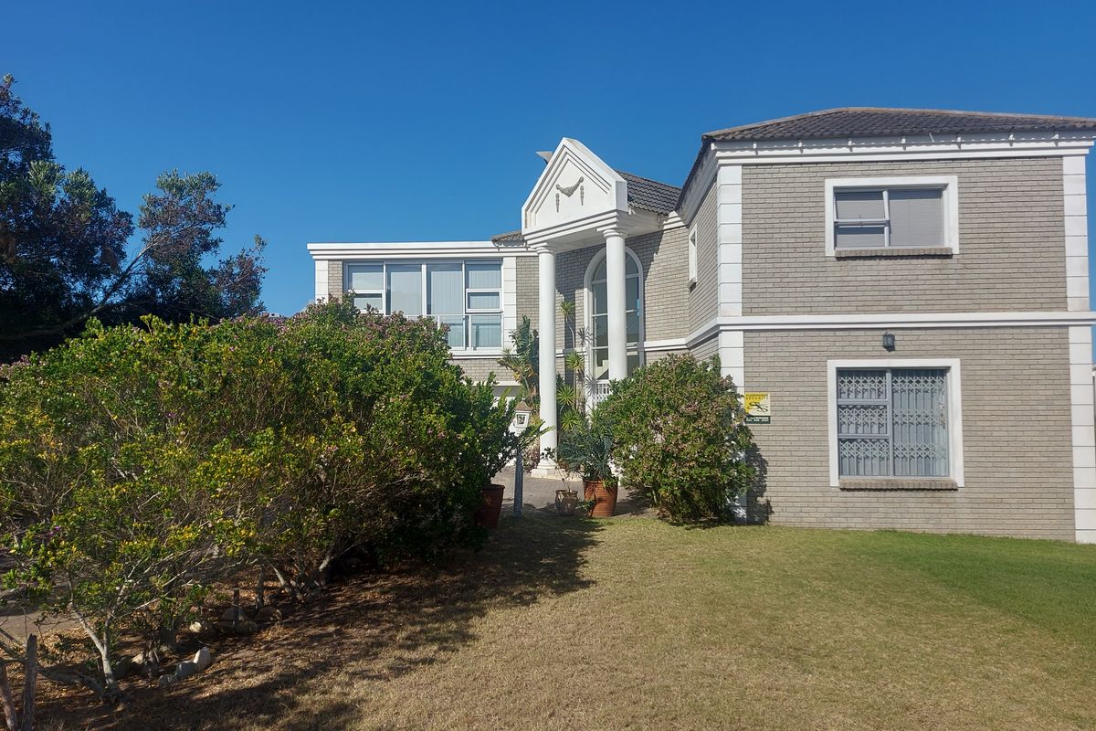 A Stunning Double-Storey Coastal Home with Breathtaking Ocean Views  Boggomsbaai - Photo 2
