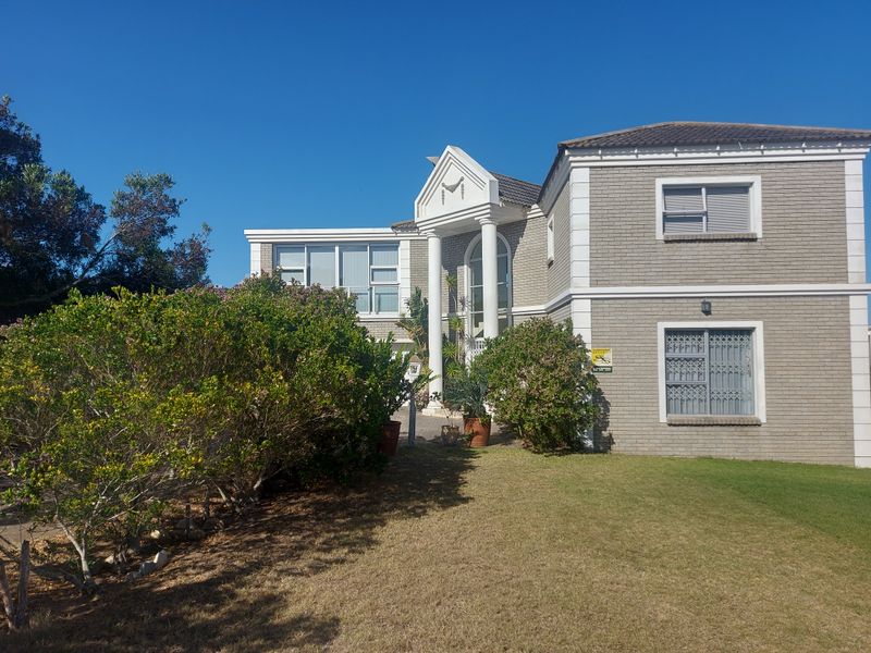 A Stunning Double-Storey Coastal Home with Breathtaking Ocean Views  Boggomsbaai - Photo 2