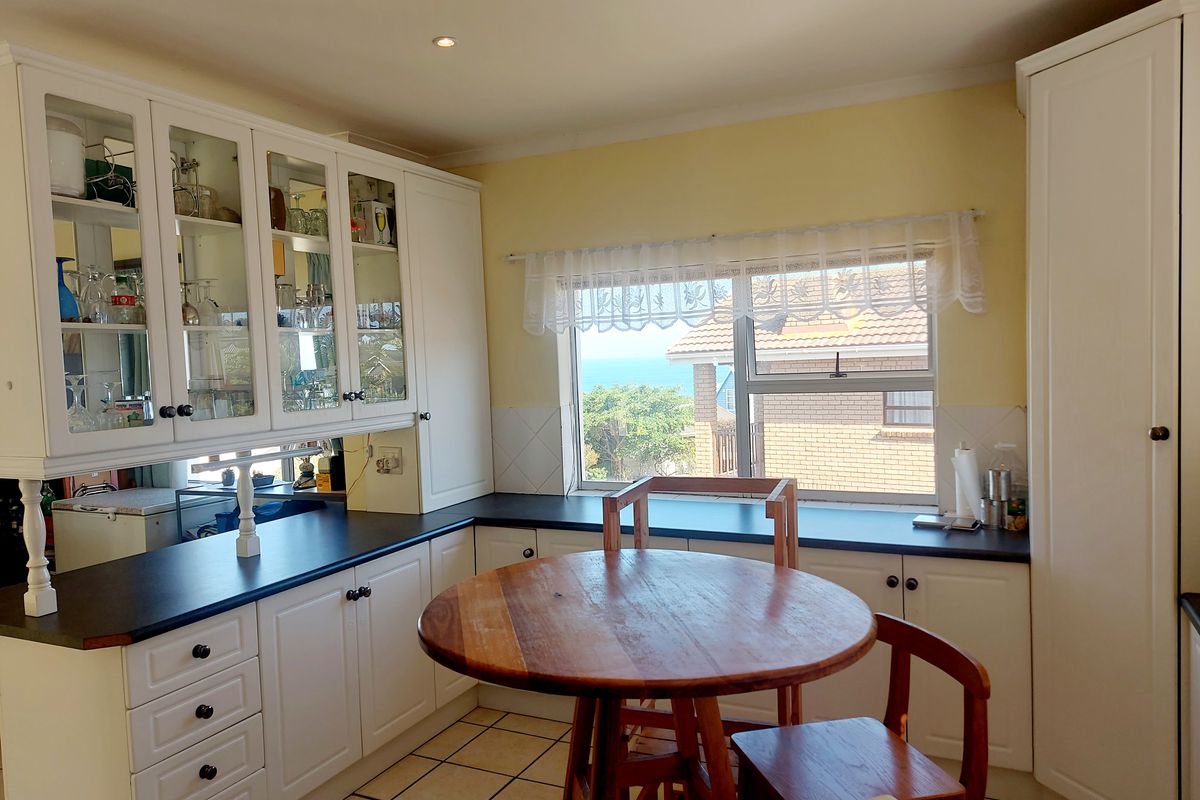 A Stunning Double-Storey Coastal Home with Breathtaking Ocean Views  Boggomsbaai - Photo 5