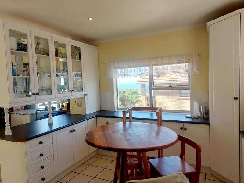 A Stunning Double-Storey Coastal Home with Breathtaking Ocean Views  Boggomsbaai - Photo 5
