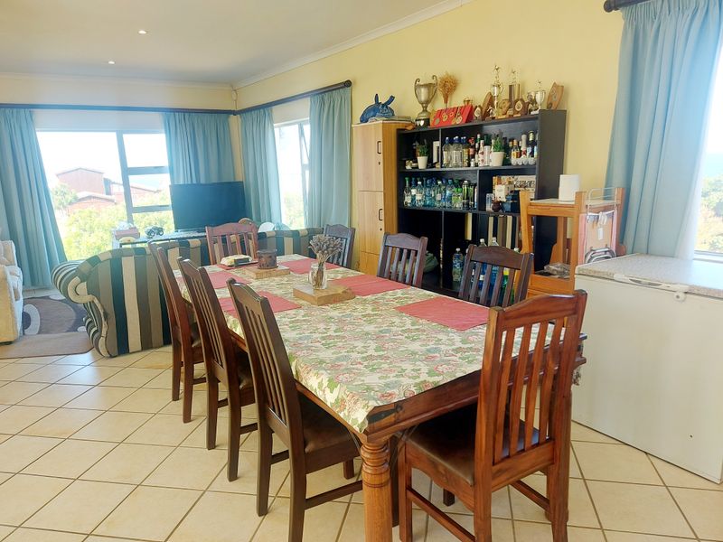 A Stunning Double-Storey Coastal Home with Breathtaking Ocean Views  Boggomsbaai - Photo 10