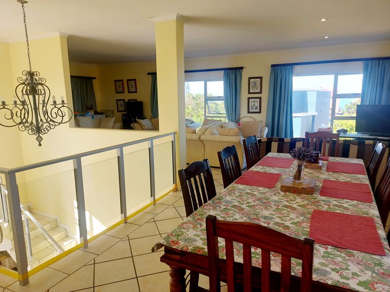 A Stunning Double-Storey Coastal Home with Breathtaking Ocean Views  Boggomsbaai - Photo 9