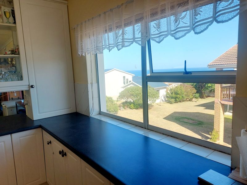A Stunning Double-Storey Coastal Home with Breathtaking Ocean Views  Boggomsbaai - Photo 7